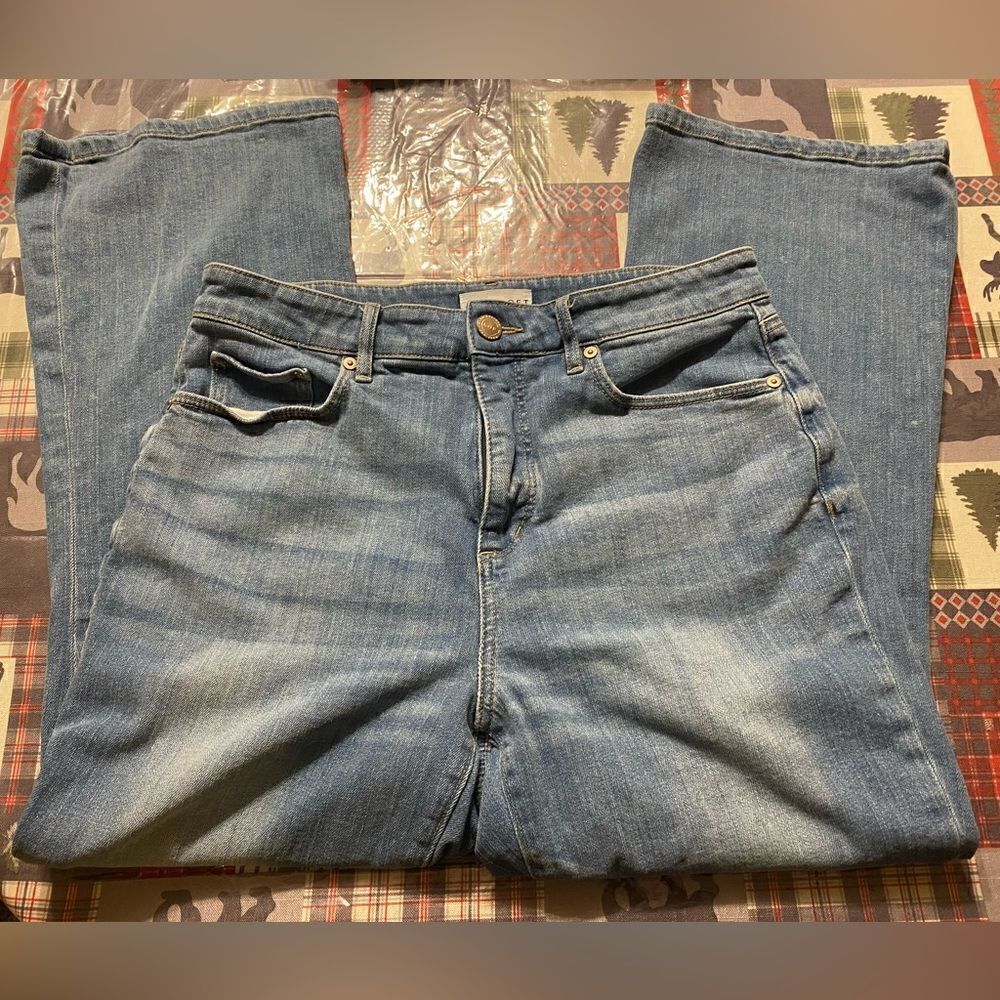 LOFT Curvy High Waist Kick Crop Jeans, size 29Wx25L. (J74)
